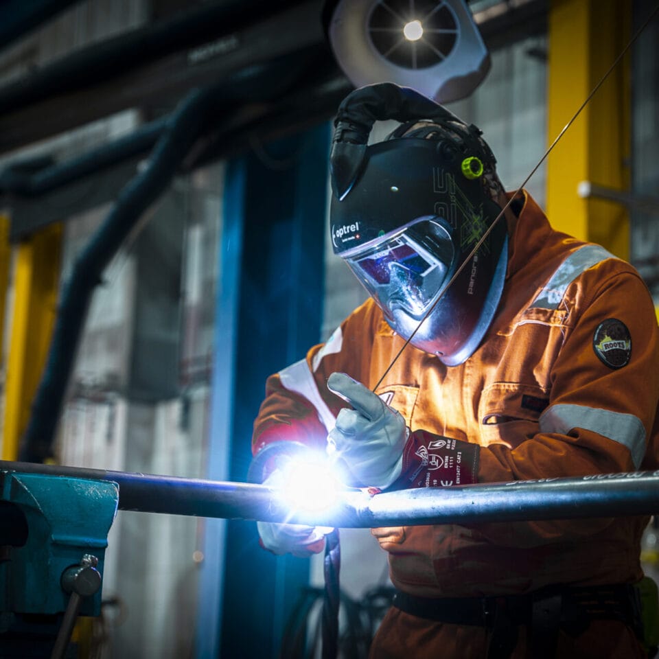 Lasser in de fabriek