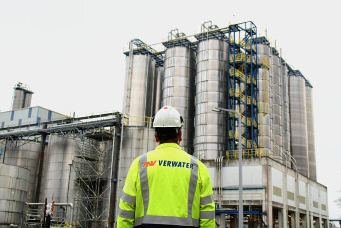 Man van firma Verwater kijkt naar een fabriek