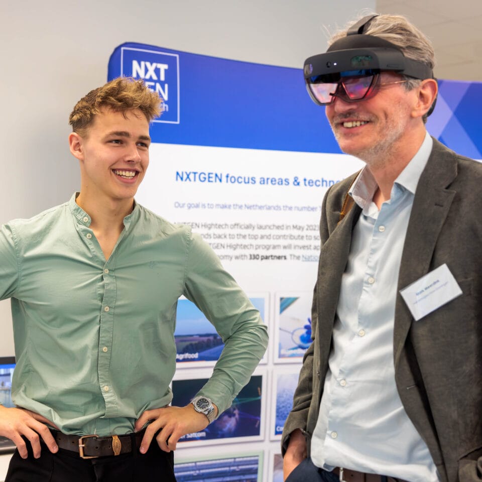 Man met een VR Bril op